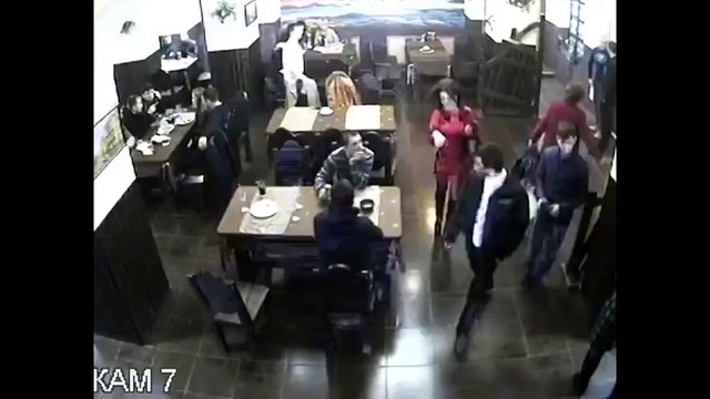 Un homme tranquille au milieu d'une bagarre