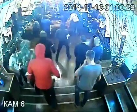 Un homme tranquille au milieu d'une bagarre (Autre angle)