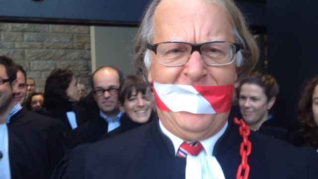Des avocats de Vannes enchaînés devant le tribunal
