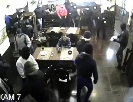 Quand 35 hommes cagoulés et armés débarquent dans un restaurant en Russie