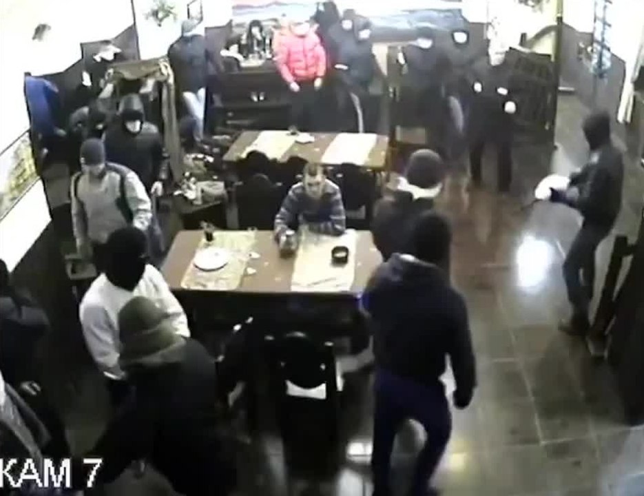 Quand 35 hommes cagoulés et armés débarquent dans un restaurant en Russie