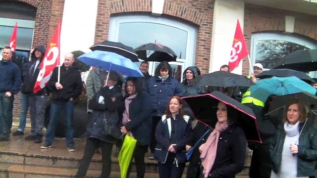 Action de la CGT devant la mairie de Fourmies
