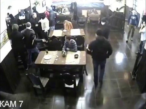 35 hommes armée rentrent dans un club : Les soirées en russie sont toujours un succès!