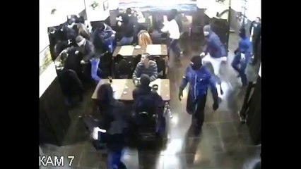 Video herunterladen: So violent brawl in russian night club : Just another day in Russia