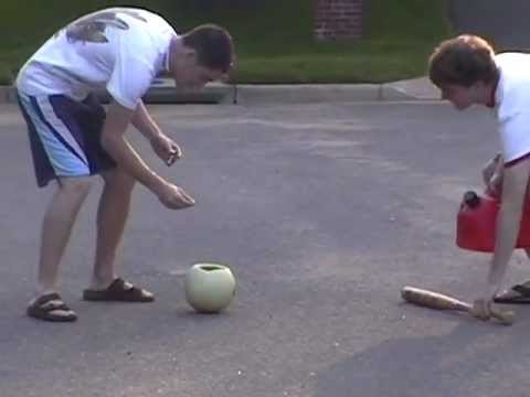 Des abrutis éclatent un melon rempli d'essence en feu