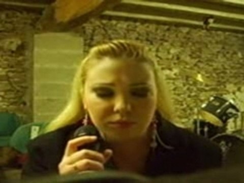 Mel chante THE SHOW MUST GO ON