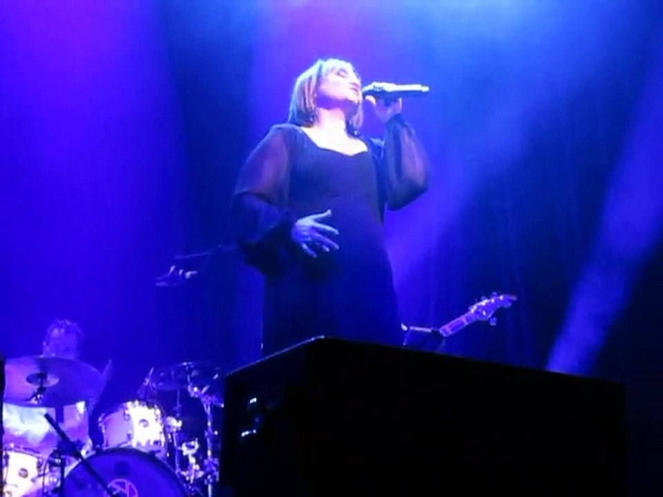 notre lisa en concert au theatre de la madeleine du 17.11.2014 sur la chanson j'ai besoin de parler