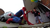 Kanser hastası çocuğa babasından Spiderman sürprizi