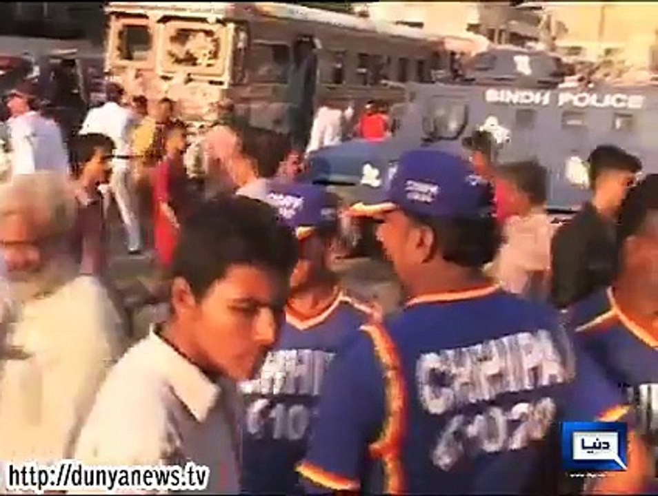 Dunya News - Karachi: 23 people injured in Grenade attack