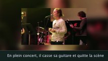 En plein concert, il casse sa guitare sur scène avant de disparaître !