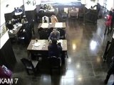 Un homme qui est tranquille pendant une bagarre dans un bar...