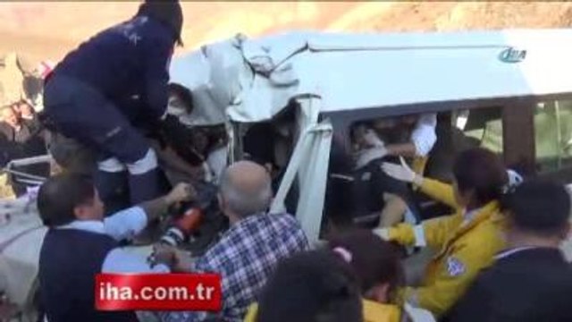 Hakkari'de Yolcu Minibüsüyle Tır Çarpıştı: 2 Ölü, 7 Yaralı