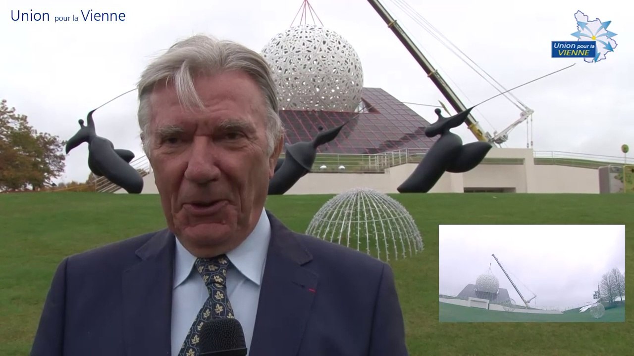 Pose de la boule du Futuroscope