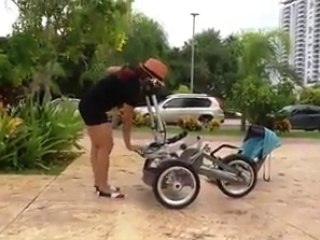 Une poussette super pratique qui se transforme en vélo