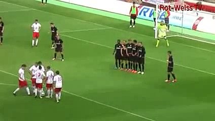 فريق يخدع الحارس المنافس للتسجيل من ركلة حرة