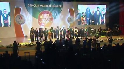 Bakan ünlü sanatçıyla birlikte şarkı söyledi