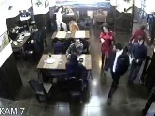 Un homme tranquille pendant une bagarre dans un bar