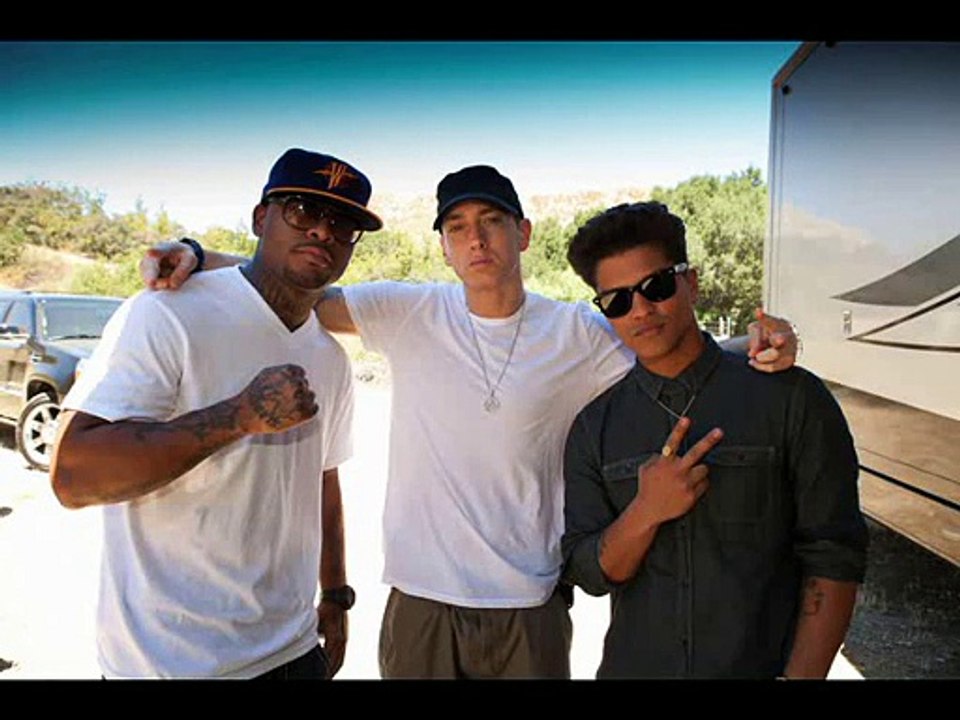 Bad Meets Evil & Bruno Mars - Lighters Karaoke