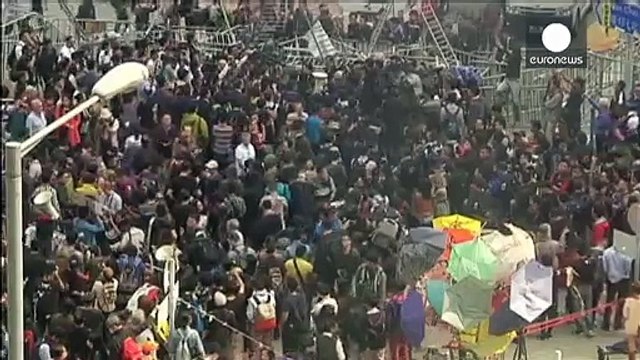 Hong Kong'da göstericilerin kurduğu barikatlar kaldırılıyor