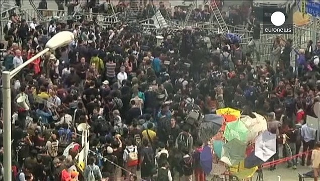 Гонконґ: поліція почала розбирати барикади протестувальників