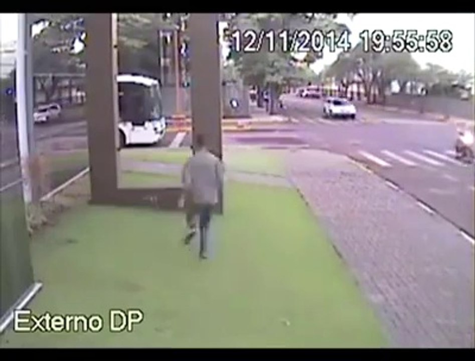 Un enfant s'éclate contre une vitre! Un FAIL qui fait mal...