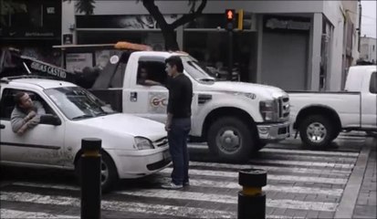 Télécharger la video: Un homme bloque les voitures qui sont sur le passage piéton