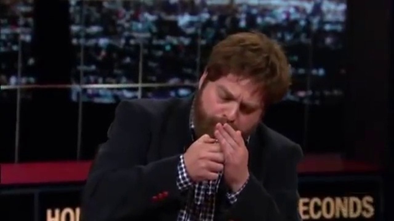 Zach Galifianakis fume un joint en direct