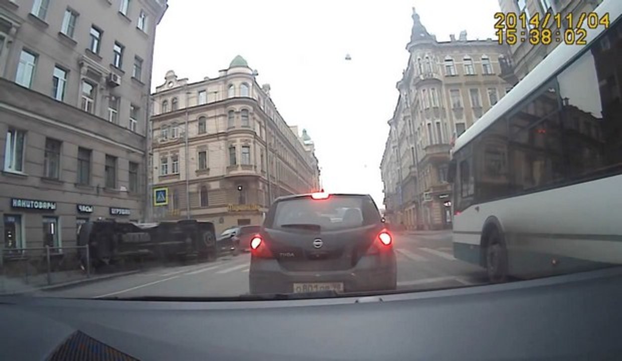 Deux piétons miraculés face à un camion