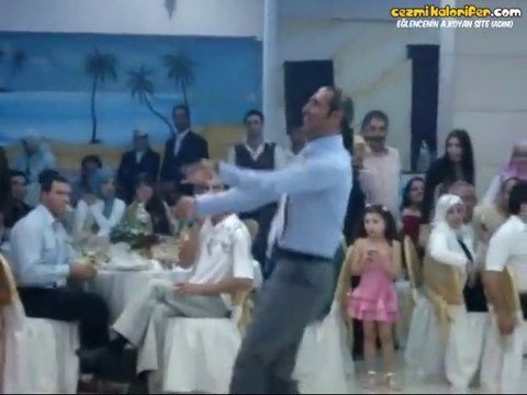Düğünde Kendinden Geçercesine Oryantal Yapan Adam