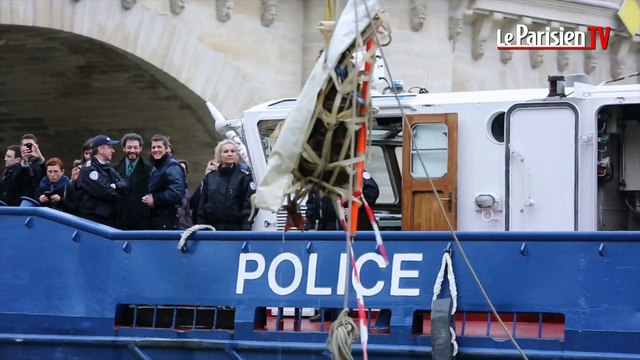 Paris. Un mascaron du Pont neuf repêché au fond de la Seine