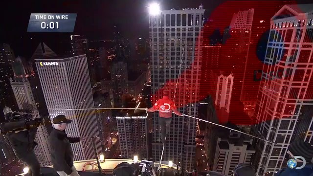 Equilibrista vendado e sem cabos atravessa arranha-céus de Chicago!