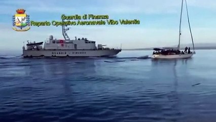 Vibo Valentia (RC) - Barca a vela con 96 migranti (18.11.14)