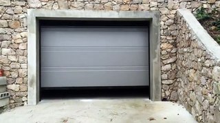 Porte de garage motorisée et posée par APG Accès Portes de Garage