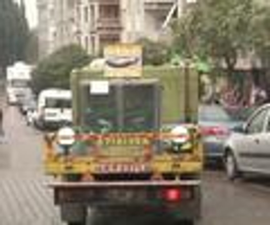 Canlı alabalıkların karayolundaki uzun yolculuğu