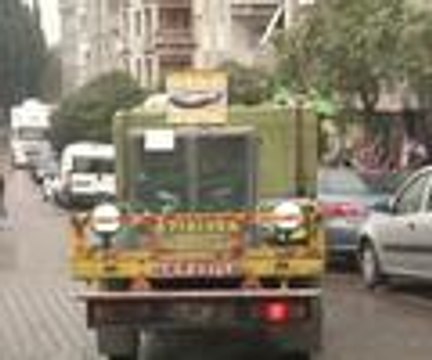 Canlı alabalıkların karayolundaki uzun yolculuğu