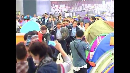 Manifestantes tentam entrar no Parlamento de Hong Kong