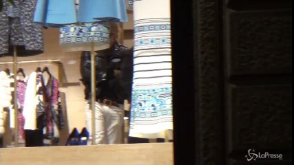 Direttore creativo di Pucci Dundas visita negozio del marchio in via Montenapoleone