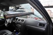 Demir Boru, Seyir Halindeki Otomobilin Ön Camına Ok Gibi Saplandı