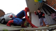 Spiderman fait une surprise à un enfant atteint du cancer (VOSTFR)