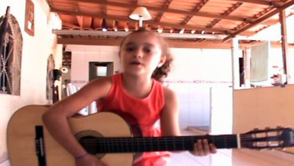 Emilly Braga Tocando Violão