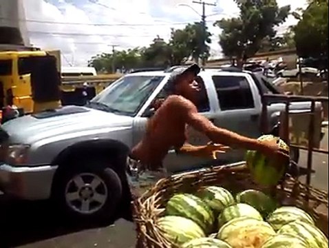 Il réceptionne des pastèques avec une facilité déconcertante