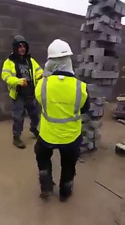 Jouer au Jenga avec de vraies briques