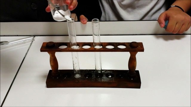 Equipe A - Vinaigre + Bicarbonate de soude + Bouchon