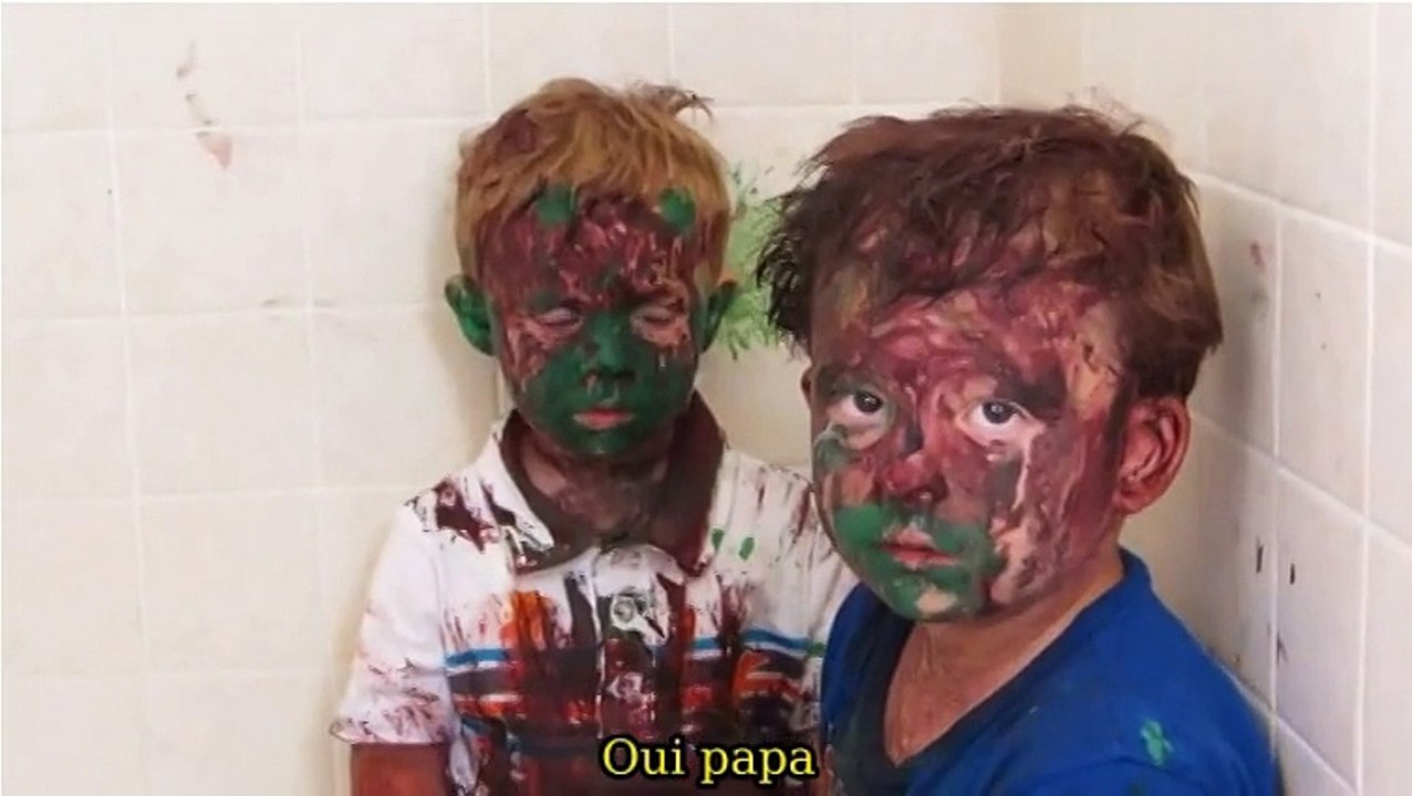 Papa dispute ses enfants recouverts de peinture