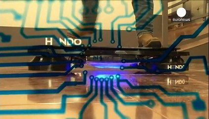 Mit dem schwebenden Skateboard "Zurück in die Zukunft"