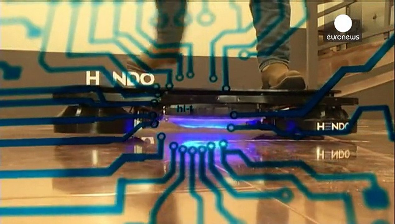 Mit dem schwebenden Skateboard 'Zurück in die Zukunft'