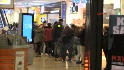 Almanya'da Türk Rapçinin İmza Gününde Kuyruk Sokağa Taştı 1