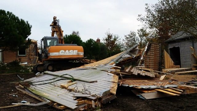 Destruction de la maison de la famille Saunier au village de Saint-Léonard à Vains dans la baie du Mont-Saint-Michel.