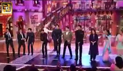 Descargar video: Hot videos D12 Shahrukh Khan, Deepika Padukone on Comedy Nights With Kapil   25th October 2014 Episode BY w2 videovines