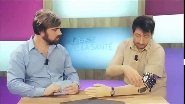 Le gars actionne accidentellement le mode plaisir de son bras électronique !